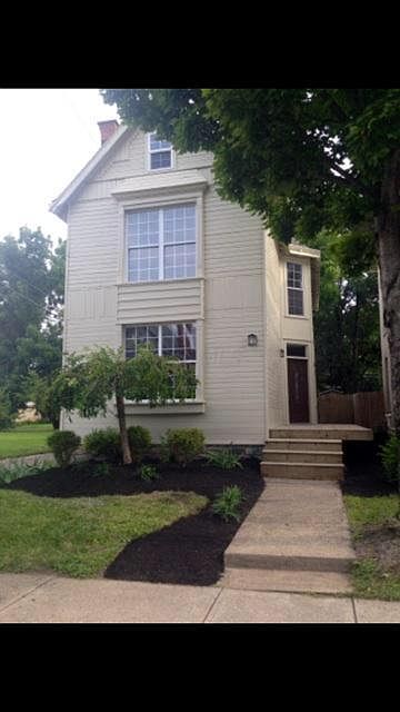 1st image of 1065 E Oak St