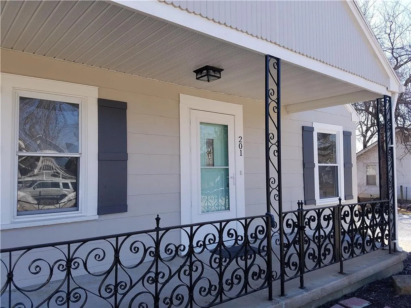  201 Charming Waldo Home with 3 full baths! + Detached Garage — Photo 2