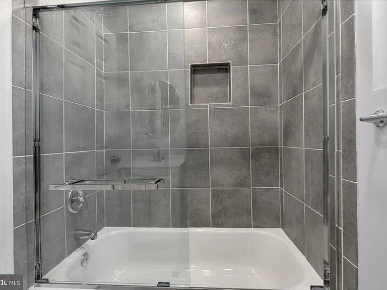 1909 N Rhodes St #25 — Photo 15
