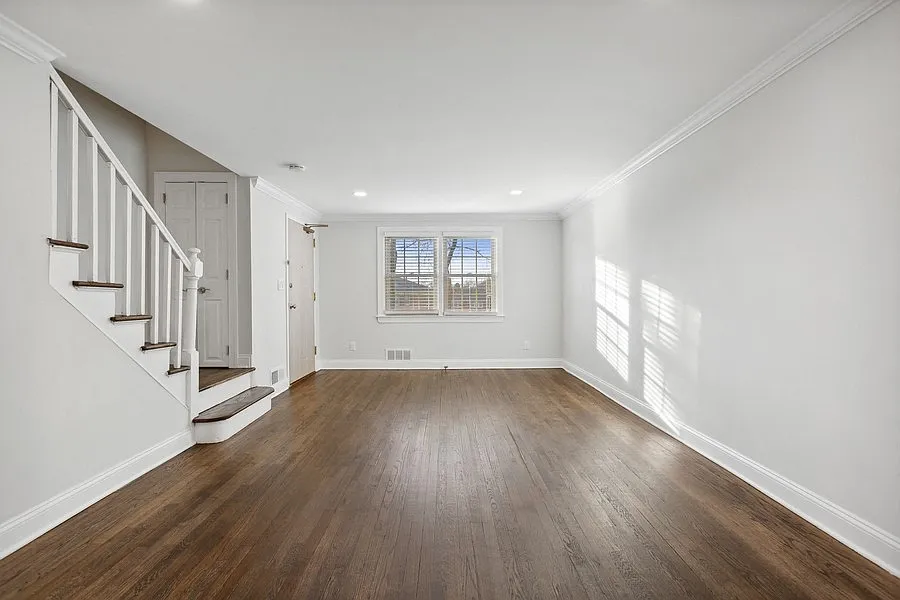Spring Hill Apartments — Photo 3