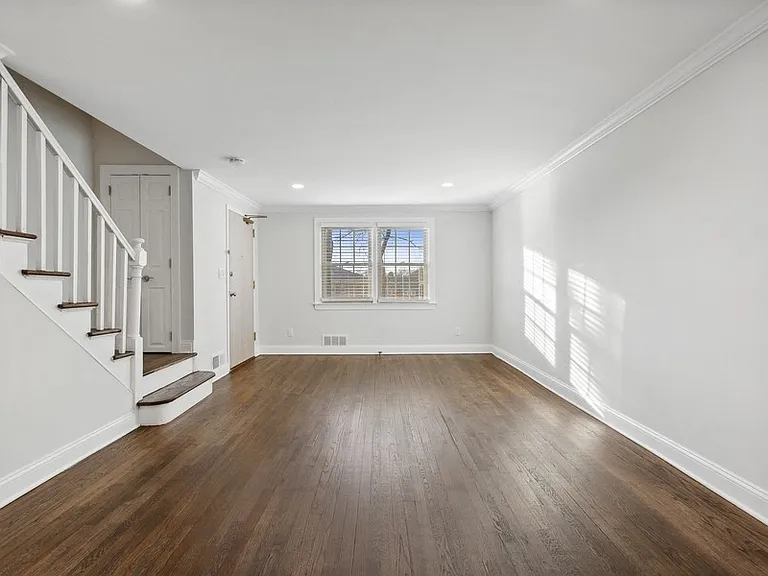 Spring Hill Apartments — Photo 3
