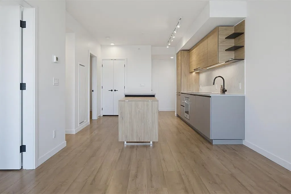 2 bed, 689 sqft, $2,000 — Photo 2