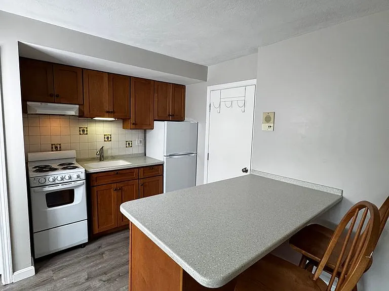 17 Sinai Cir #D7 — Photo 5