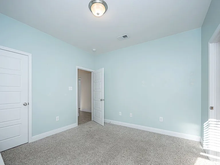 1013 Silverbell Cv — Photo 32