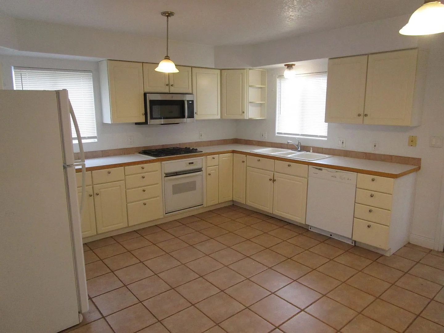Home in Ochoco Heights with Large Yards - Available Late September! — Photo 4
