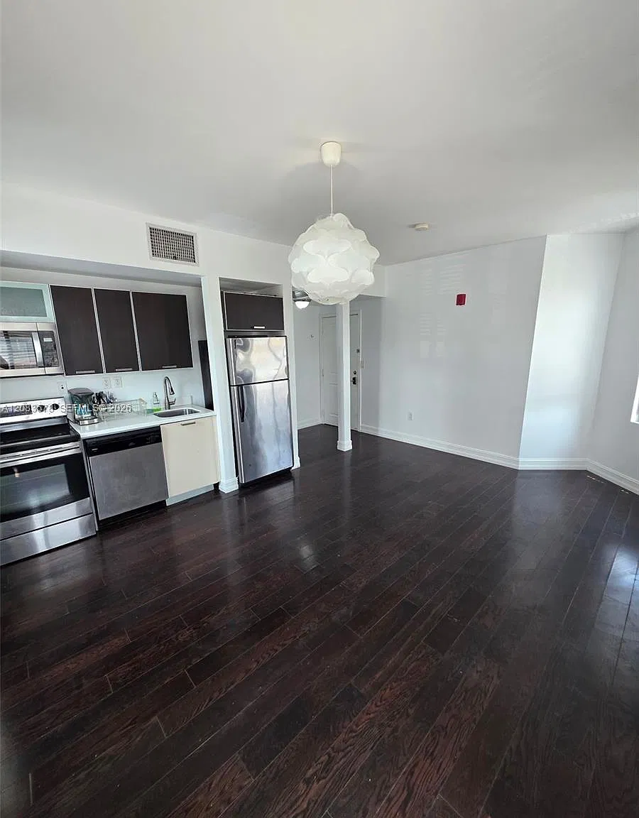 Eleven Condo — Photo 3
