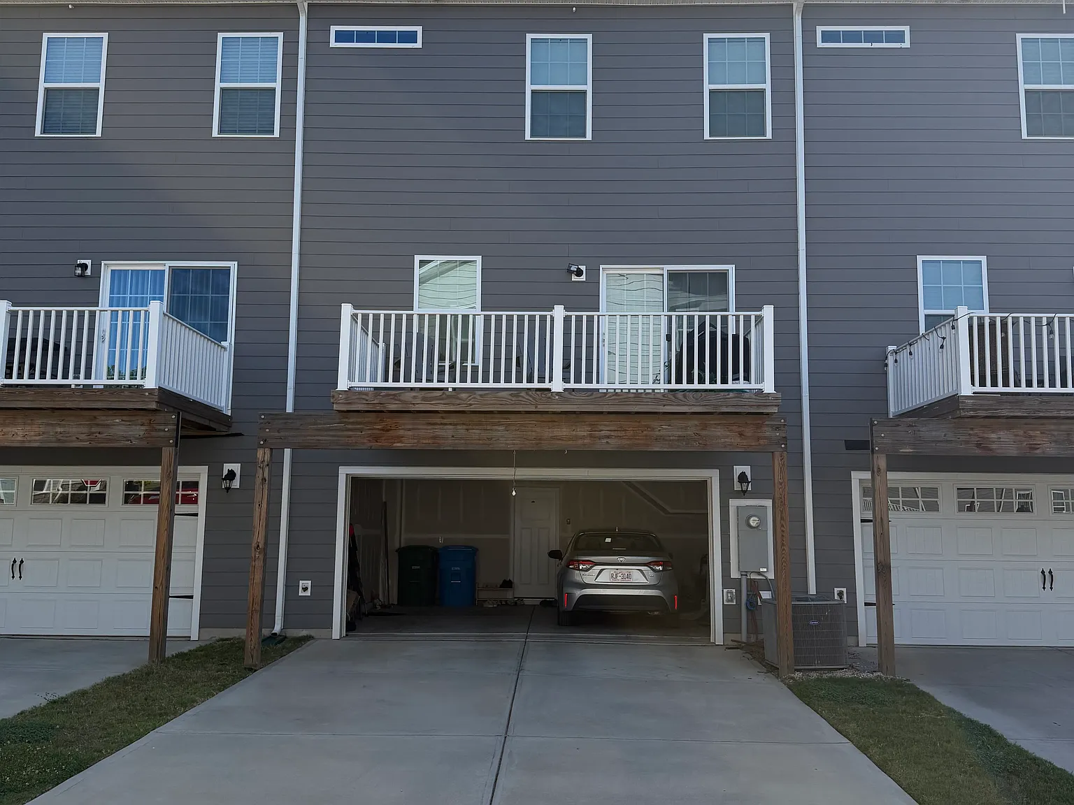 3 bed, 2.5 bath, 1915 sqft, $2,200 — Photo 2