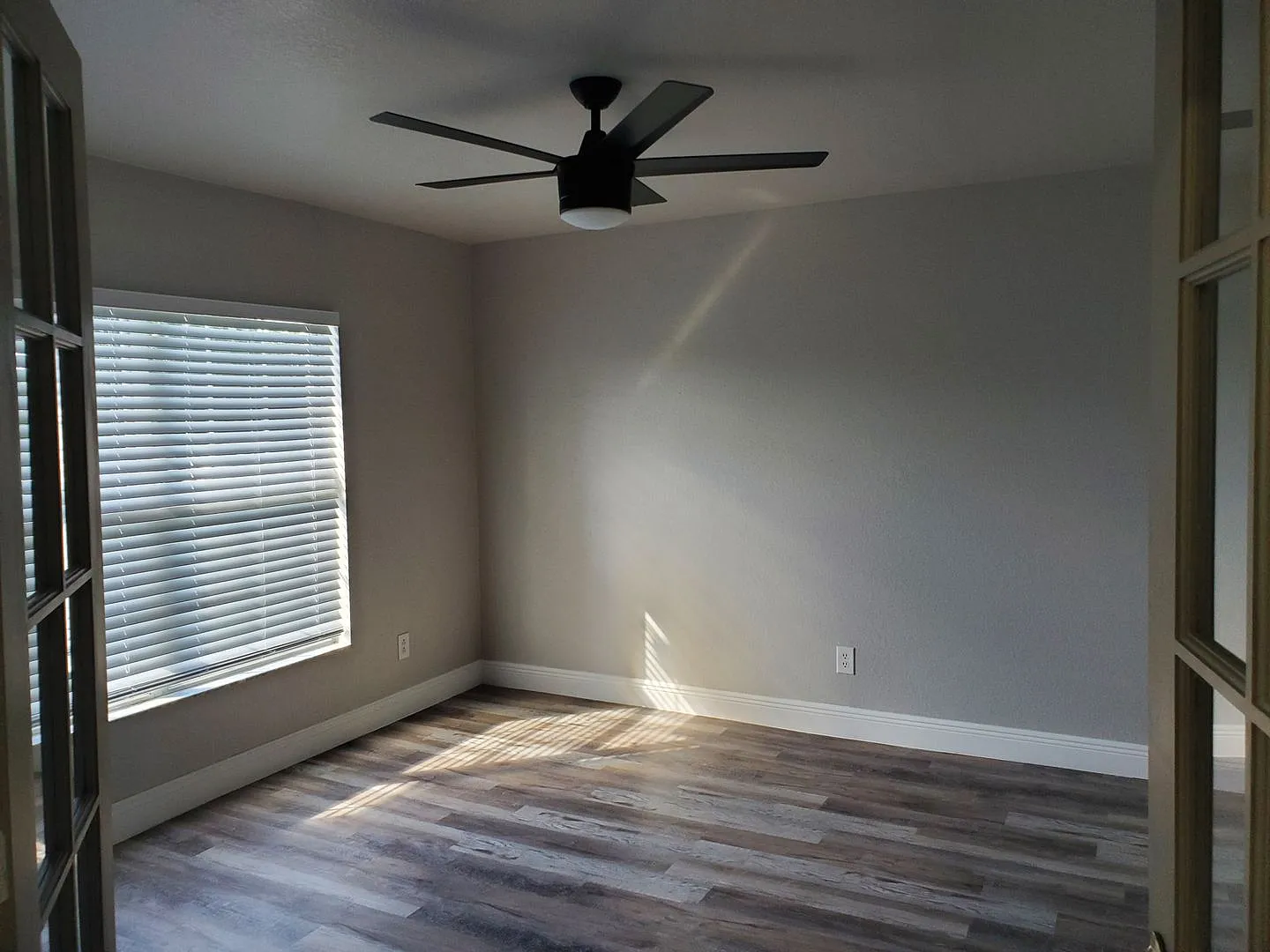 Newly Remodeled 4/2 Plus Den House Lehigh — Photo 3