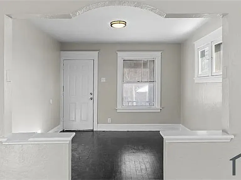 5415 Hamilton Ave — Photo 3