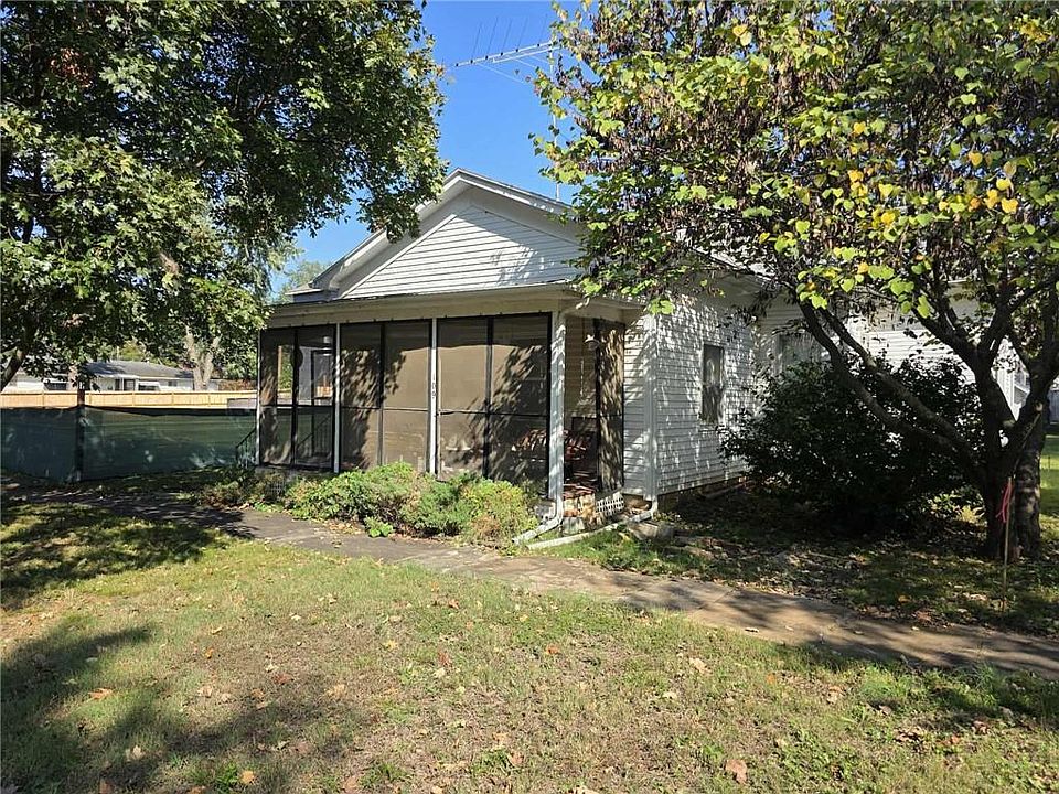 2nd image of 109 S Holbrook St