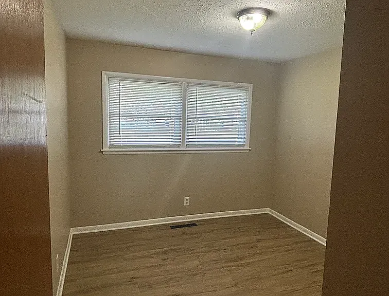 1807 Ashmoor Ln — Photo 3