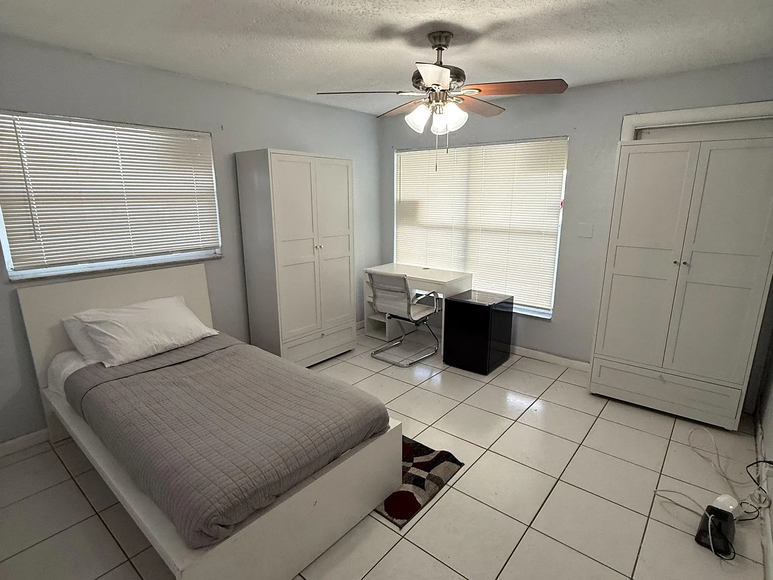 3 bed, 1.0 bath, 3000 sqft, $975 — Photo 1