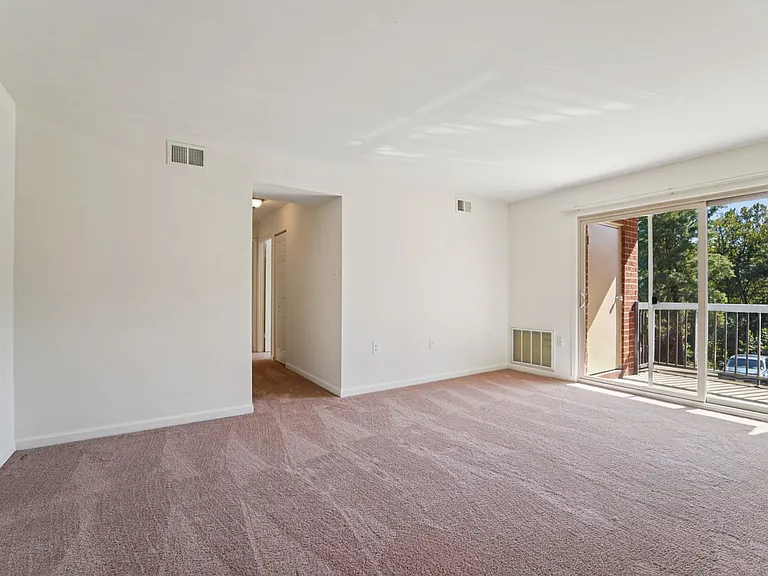 2BR, 1.5BA - 939SF - Vacant - Living Room