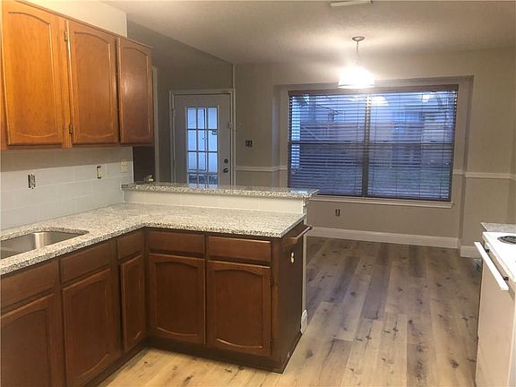 3rd image of 111 Oakridge Dr