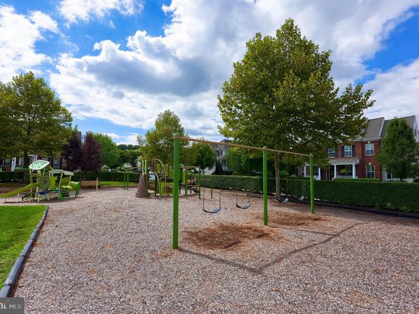 1428 Picket Dr, Lancaster, PA 17601