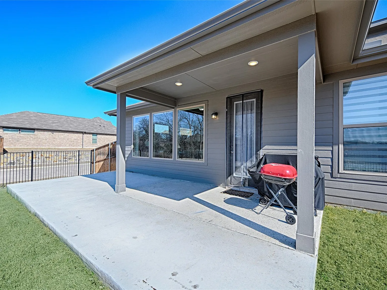 4 bed, 2.5 bath, 2768 sqft, $2,800 — Photo 4