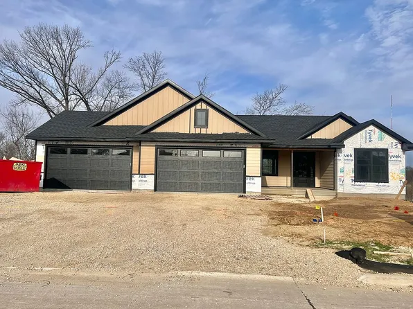 3057 Dell Ridge Ln, Hiawatha, IA 52233