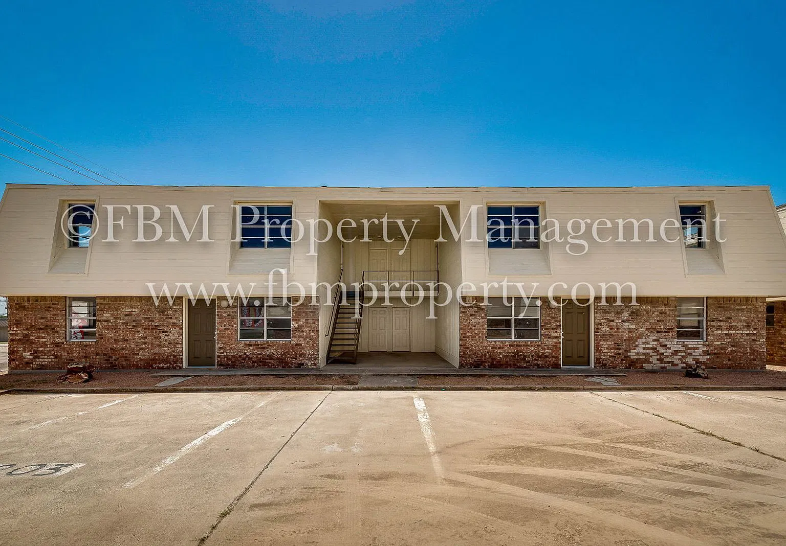 825 Tehuacana Dr — Photo 1