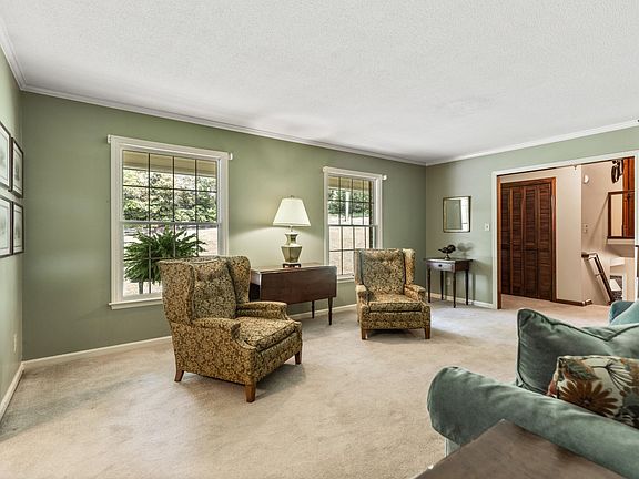 5th image of 3947 Woodcrest Cir NW
