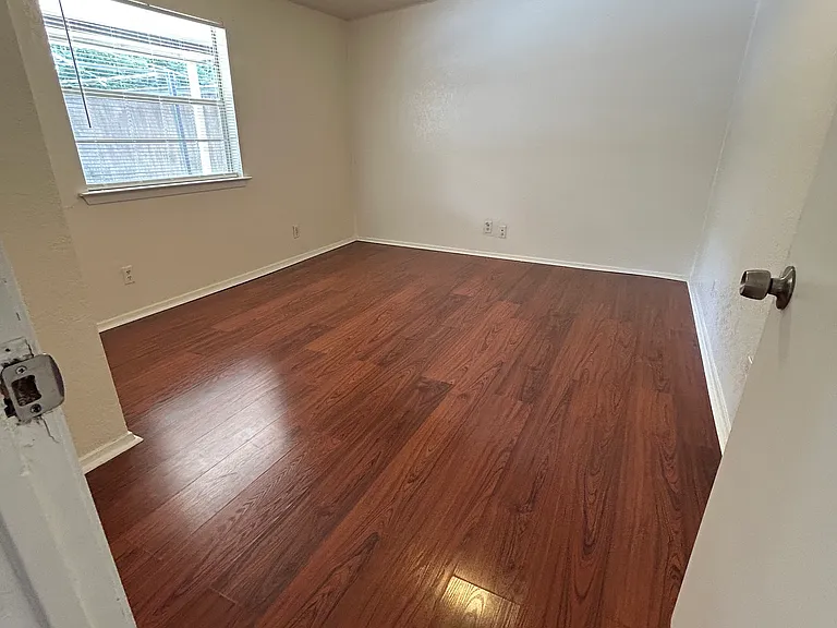 401 Lena Ln — Photo 4