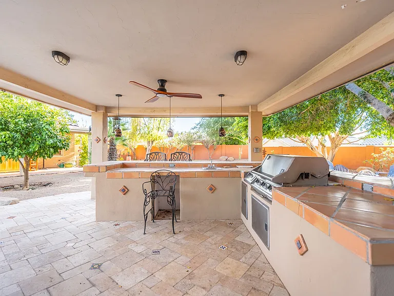 372 W Amoroso Dr — Photo 37