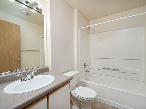 2nd image of 1519 SE Roberts Dr #302