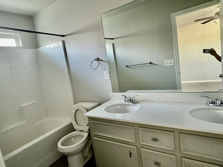 400 Lowes Blvd #B — Photo 16