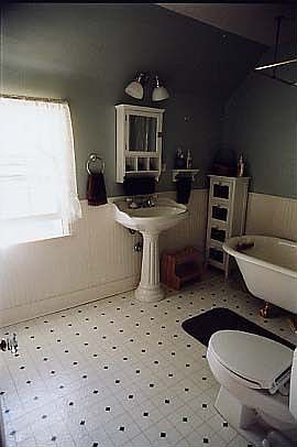 bathroom w/clawfoot tub
