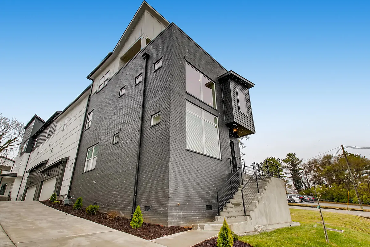 Building Photo - 2708D Larmon Dr