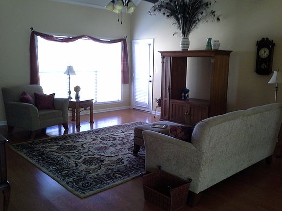 living room/den