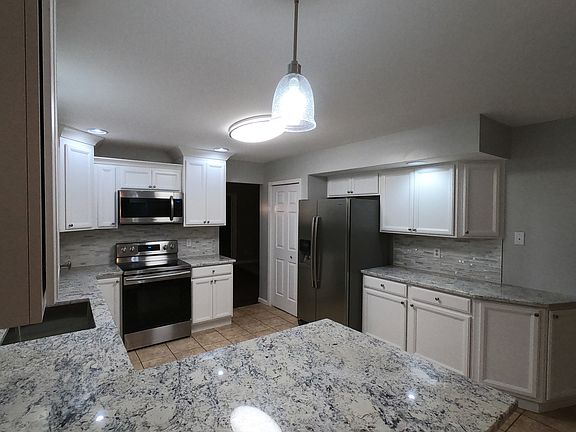 4th image of 24 Paula Dr