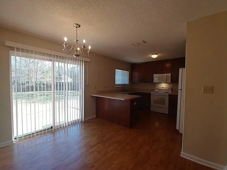 104 Brookfair Ln — Photo 4