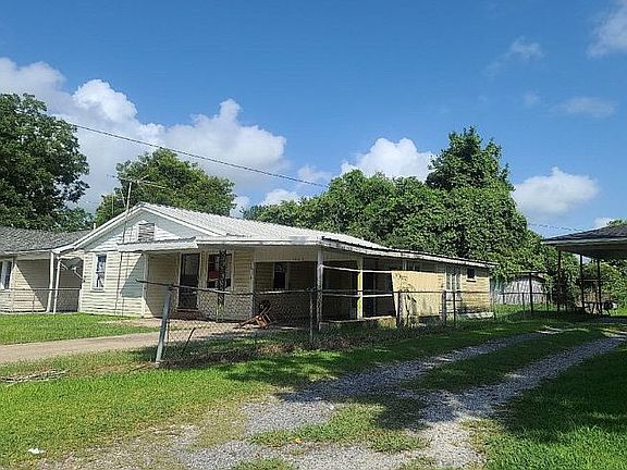 2nd image of 1006 Versailles Cres