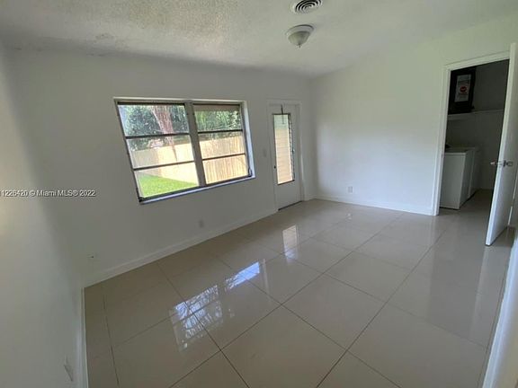 4th image of 711 SW 14th Ct #1
