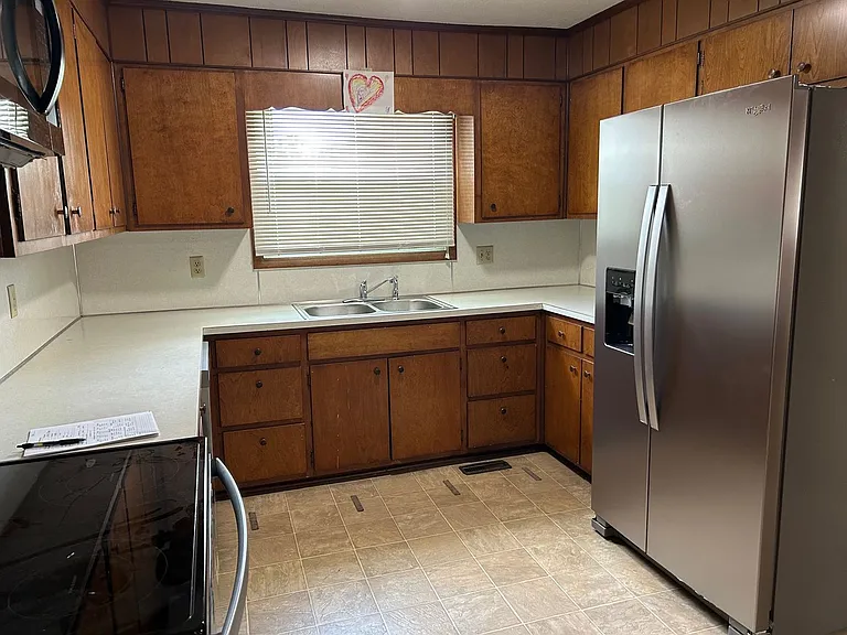 1423 Summerville Rd — Photo 5