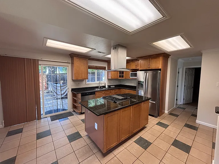 1637 Garnet Ln — Photo 9
