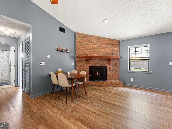 4th image of 129 W Peach Ave