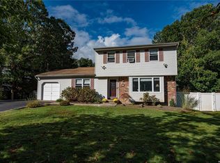 12 Ashford Dr, Ridge, NY 11961