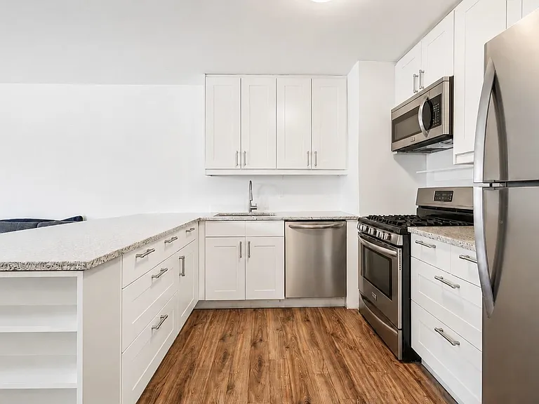135 Montgomery St #3 — Photo 2