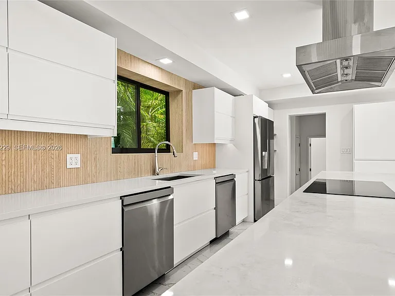 E 1st Ct — Photo 17