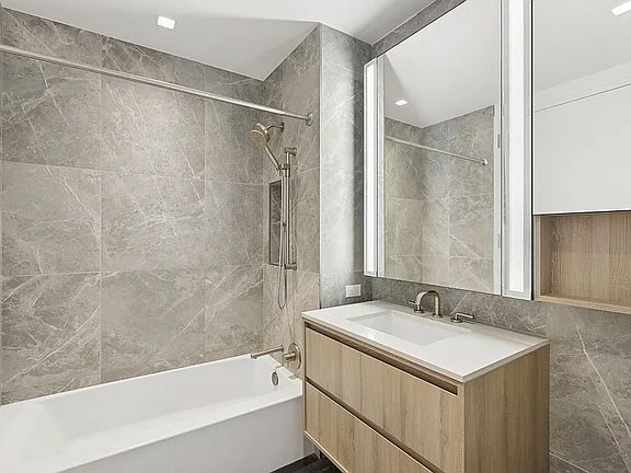 4th image of 312 W 43rd St #12H
