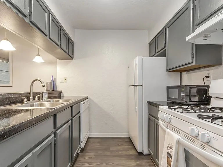 The Metropolis Apartments — Photo 72