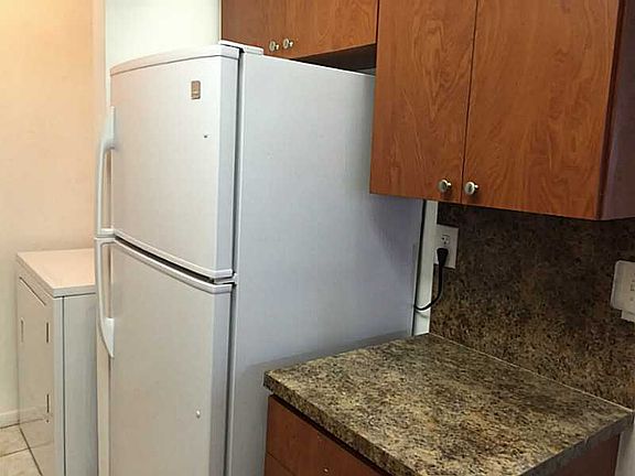 5th image of 933 NE 199th St APT 201