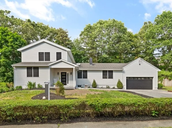 17 Saunders Rd, Lynnfield, MA 01940
