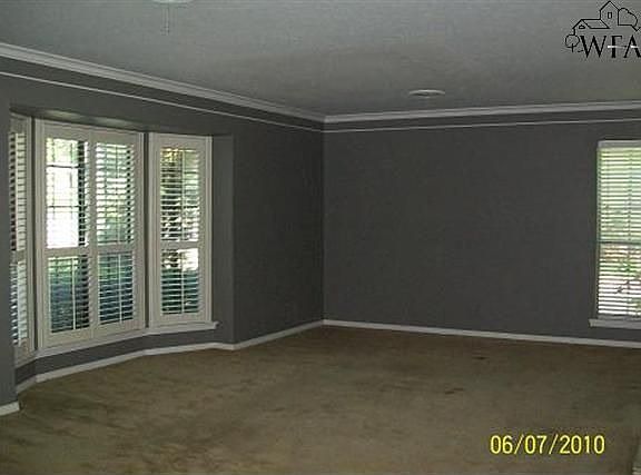 3rd image of 4025 Taft Blvd
