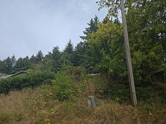 2nd image of 1925 SE Maple Dr