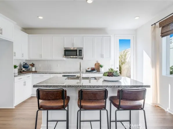 31682 Viviante Dr, Winchester, CA 92596