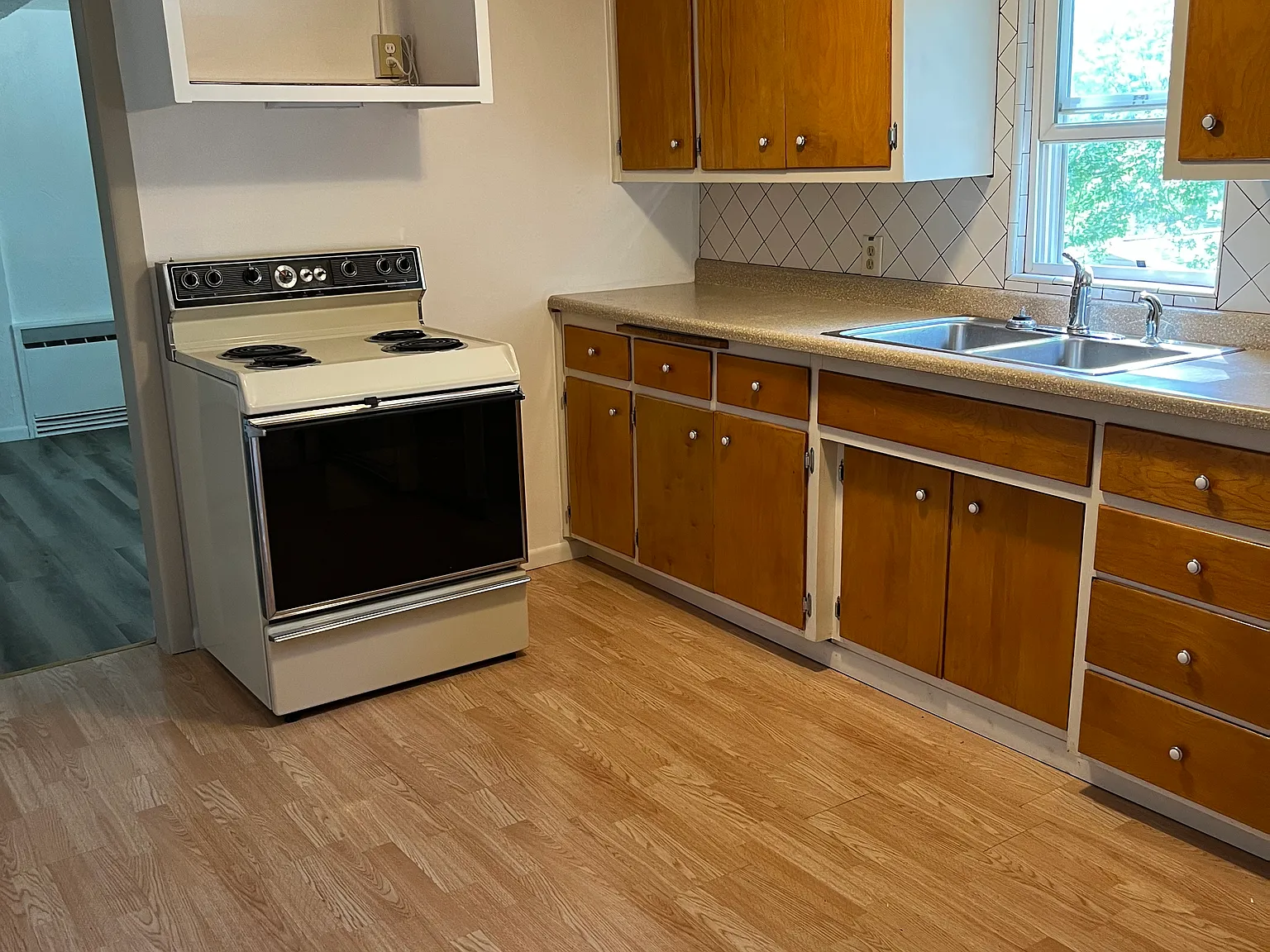 2 bed, 700 sqft, $1,000 — Photo 2