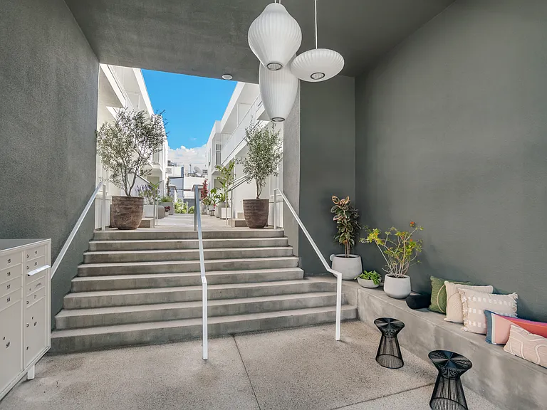 1422 Tamarind Ave — Photo 36