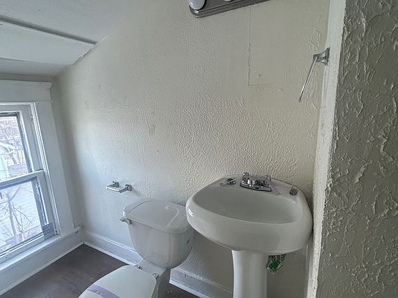 4th image of 1231 W 5th St #3